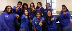 一群学生穿着IT服务台的蓝色衬衫