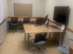 会议室，有桌子、椅子和显示器