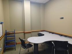 自习室，有桌子，椅子和白板
