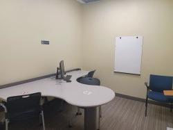 自习室，有桌子，椅子，电脑和白板
